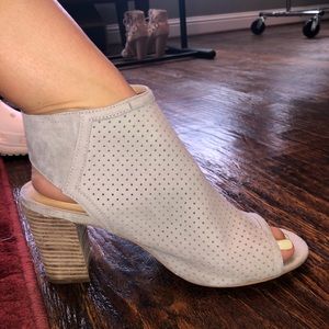 tan/grey open toed heels